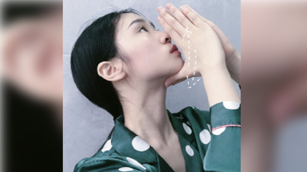 網紅教大家如何輕鬆瘦臉。（圖／翻攝自甜甜冲鸭小紅書）