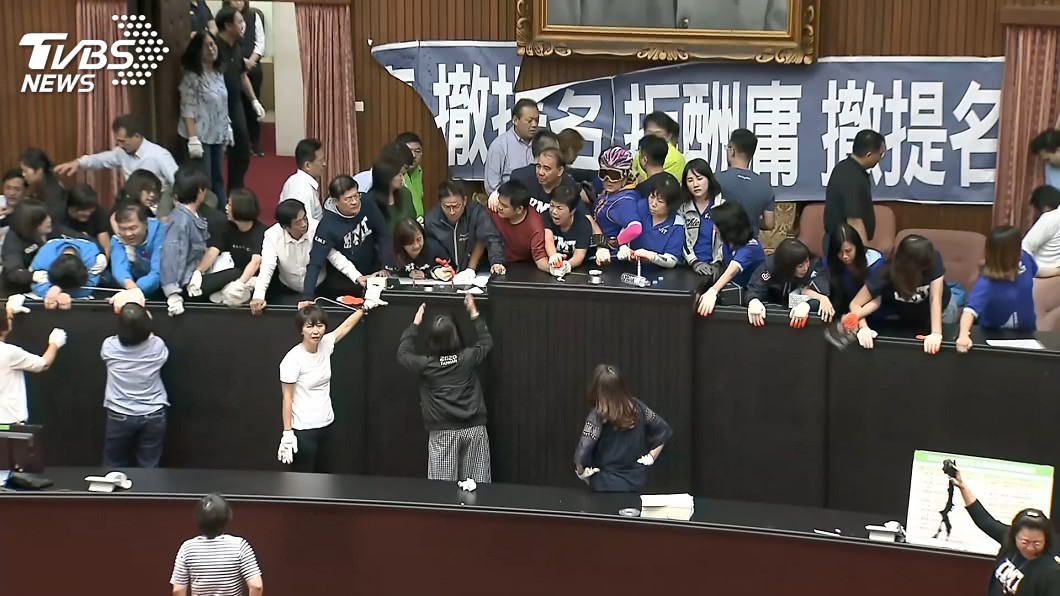 立委投票紀錄遭疑作弊　立院：卡片誤插結果不變