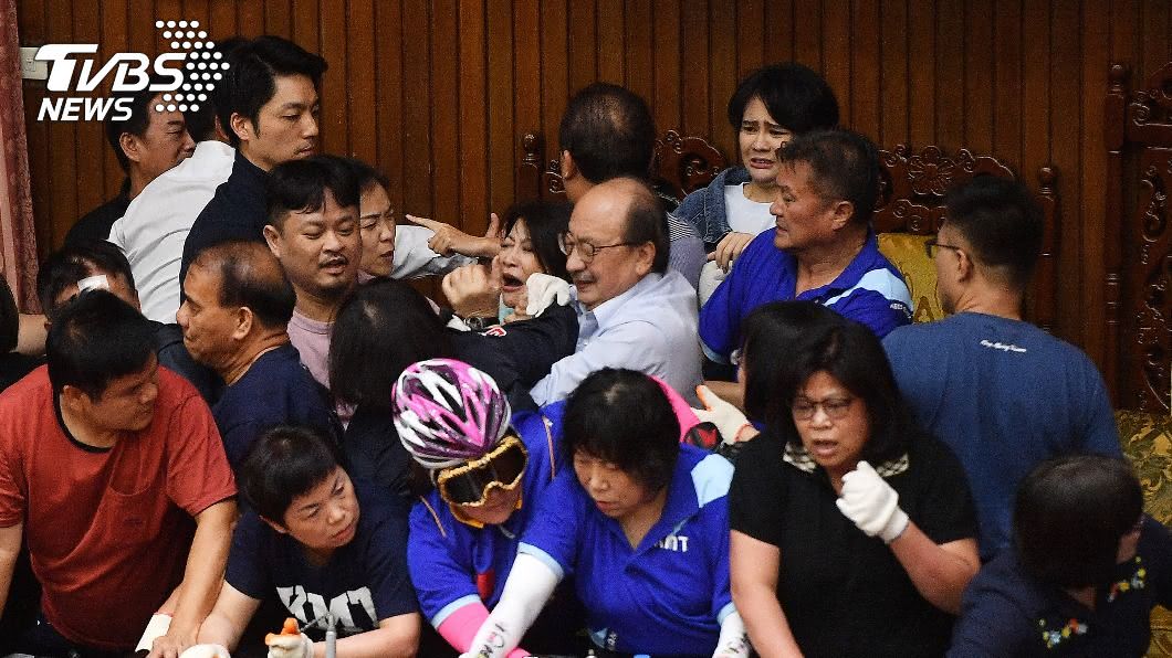 藍綠立院議場衝突　朝野立委紛紛掛彩