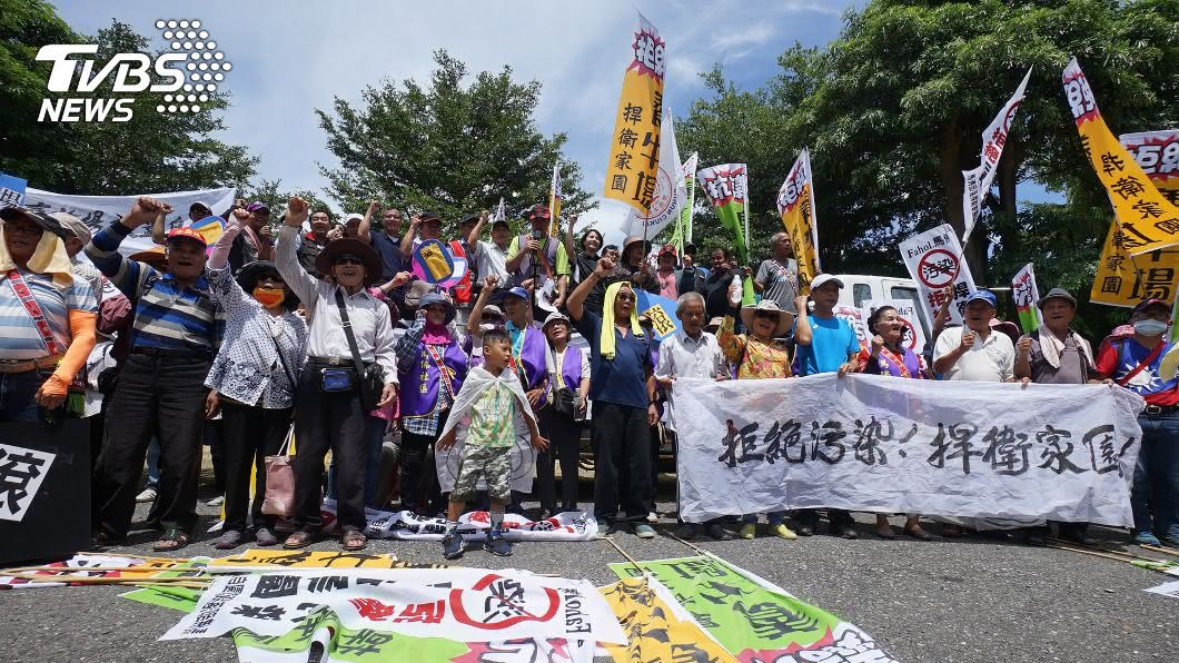 花蓮中南區7個自救會今天集結抗議，指畜牧場長期帶來污染。（圖／中央社）