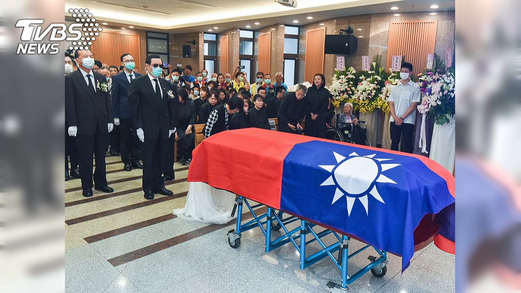 前考試院長邱創煥告別式,由前總統馬英九主祭舉行國旗及國民黨旗覆棺儀式。(圖/TVBS)
