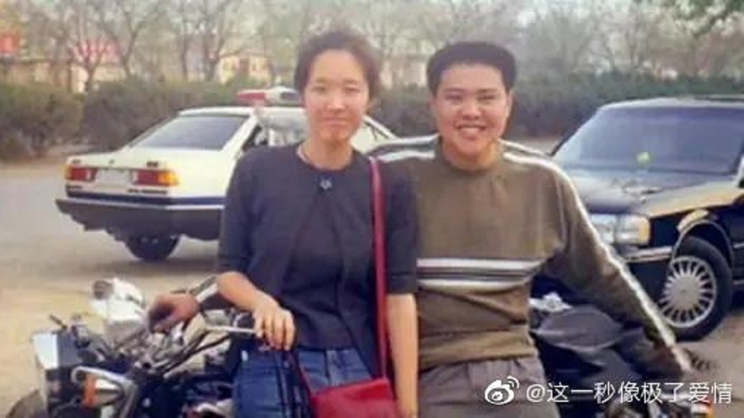 張昕宇和梁紅從小就認識了。(圖/翻攝自微博)