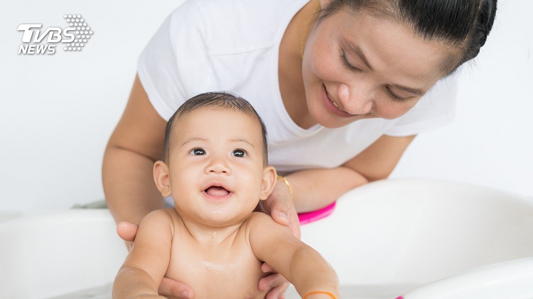 2歲兒洗澡喊「屁股痛痛」 媽靠近檢查下秒悲劇了