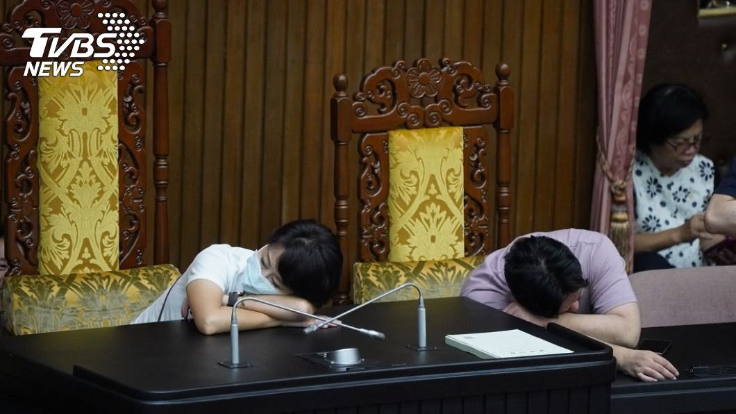 監委同意權今投票 綠委夜宿議場一早就戰鬥位置