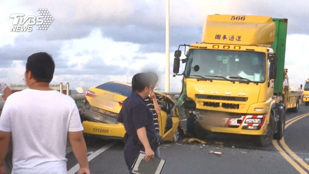 逆向闖專用道撞貨櫃車 小黃運將酒測0.95
