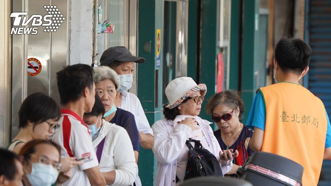 郵局擠翻!估150萬人領三倍券 系統一度卡住