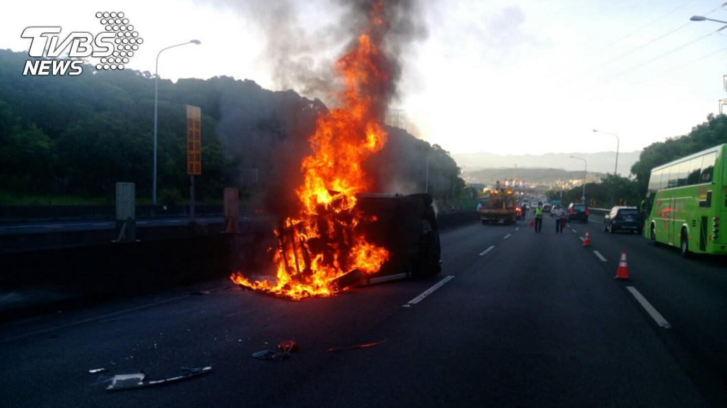 倒楣!國道飛來報紙遮視線 男伸手移開慘翻覆火燒車