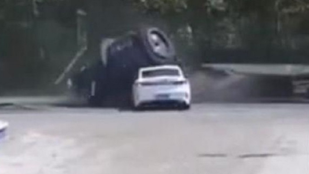 驚悚畫面曝!大貨車「25噸重物」突滑落…駕駛遭砸慘死