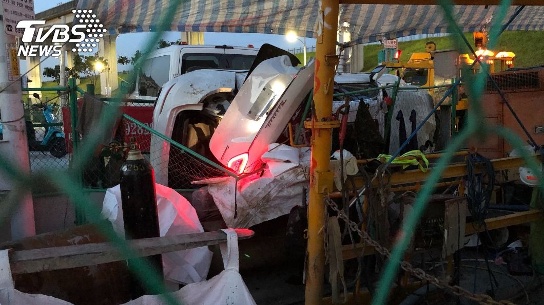 男借開瑪莎拉蒂車禍 撞毀電信箱4人輕傷