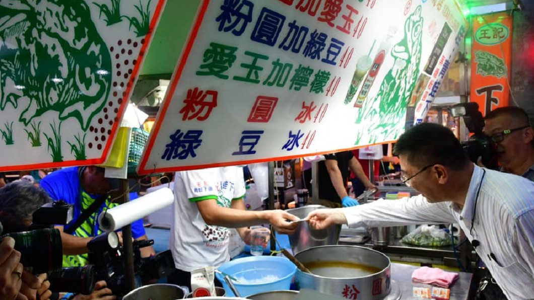 徐國勇到士林夜市品嘗小吃。(圖/翻攝自徐國勇臉書)