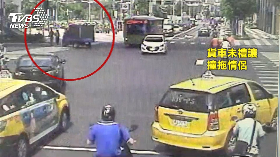 牽手過馬路遭撞！女友慘死天人永隔　男友悲吼：怎能這樣