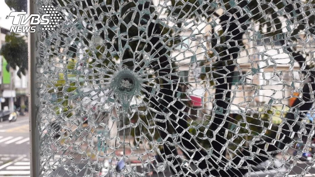 高市精品店櫥窗玻璃遭彈襲 4男街頭試槍送辦