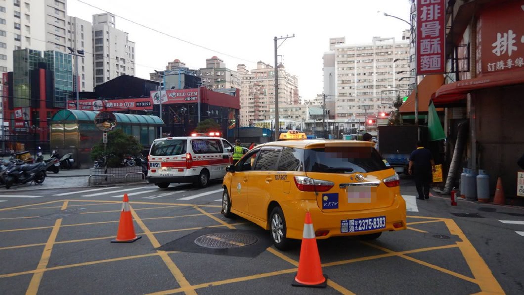 小貨車與計程車發生碰撞後,失控再衝撞停在路旁的4部機車。(圖/中央社,民眾提供)
