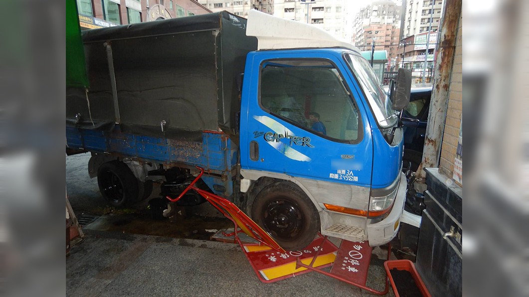 台中小貨車巷口擦撞計程車 再衝路旁波及4機車