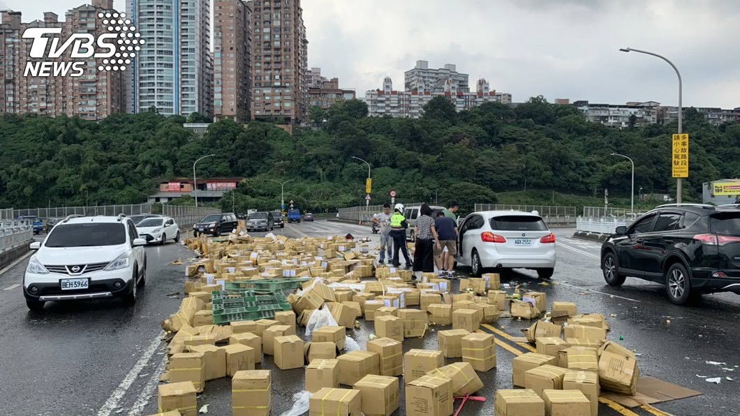 貨沒綁好!關渡橋「百罐食用醋擋路」 後方車流回堵