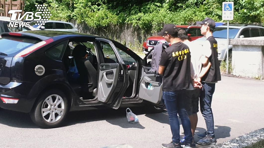 通緝犯拒捕撞偵防車 警破窗制伏搜出毒品