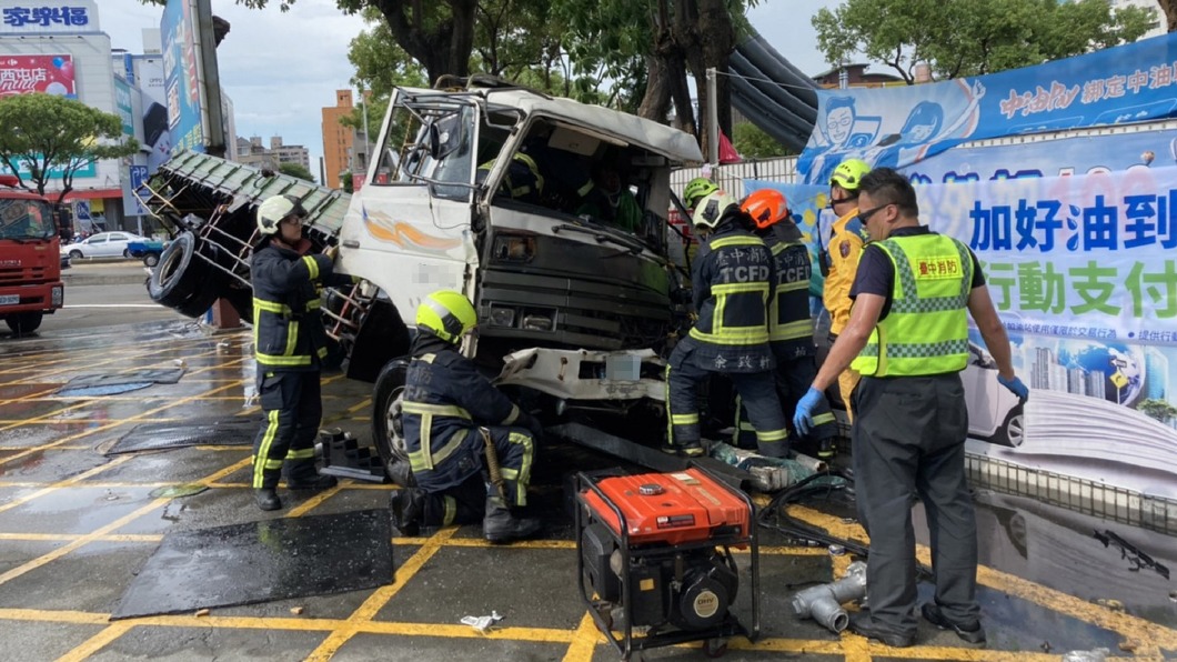 大貨車下坡失控自撞路樹再撞加油站 駕駛一度受困