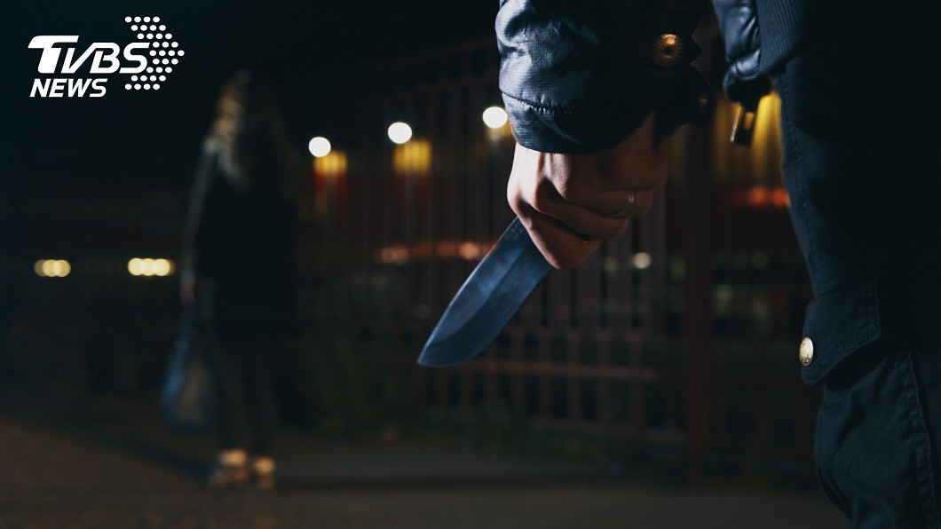少女慘遭陌生男追砍！快遞員挺身擋2刀：我不能退