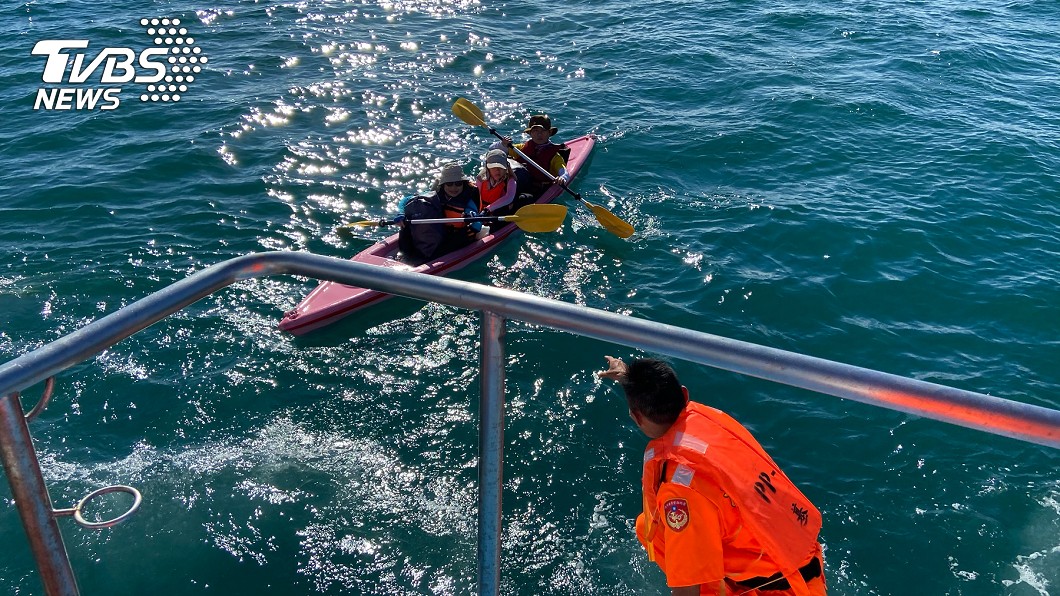 獨木舟出海漂離航道 澎湖海巡救起1舟3人