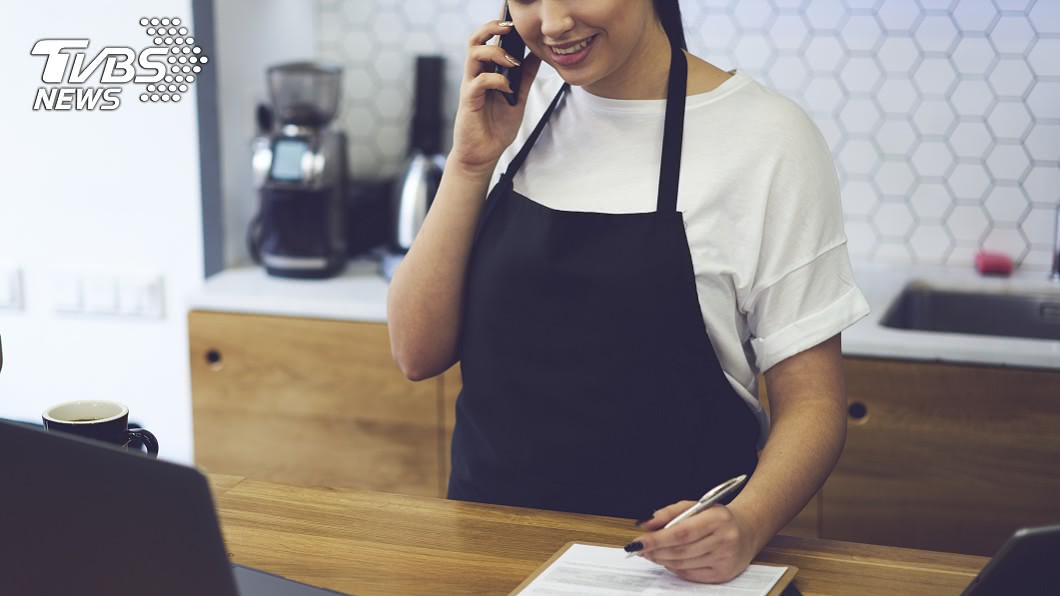 客晚到2分遭取消訂位給負評 店家怒:遲到飛機會等你?