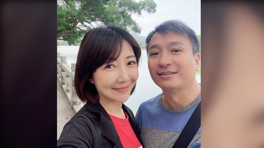 余皓然偷偷傳紙條告訴王中平懷孕喜訊。(圖/翻攝自余皓然臉書)
