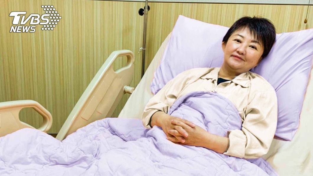 盧秀燕髖關節術後貼病床照 出動APP美顏修圖