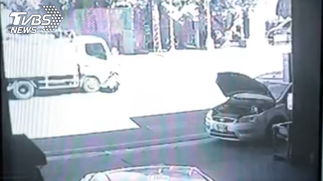 捲車底重傷!駕駛黃燈疑搶快 婦騎車遭攔腰衝撞