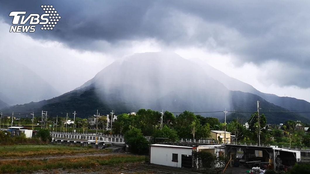 花蓮縣吉安鄉一座山頭出現雨瀑奇景,民眾直呼像富士山。(圖/TVBS)
