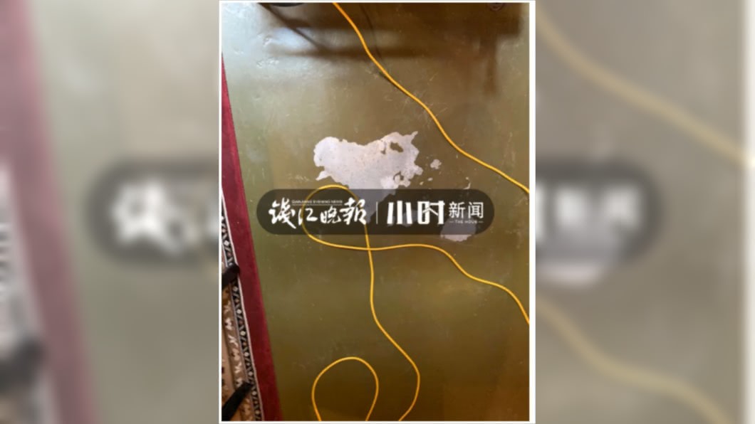 別墅地板明顯損壞。(圖/翻攝自《錢江晚報》)