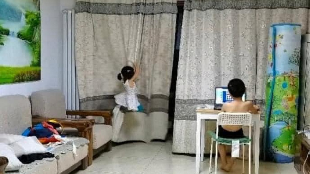 照片中看到兒子在旁邊淡定玩電腦,女兒則是抓著窗簾試圖往上爬。(圖/翻攝自爆廢公社公開版)