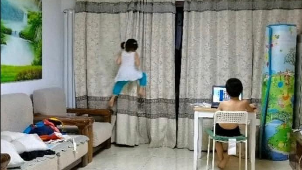 女兒宛如蜘蛛人上身愈爬愈高。(圖/翻攝自爆廢公社公開版)