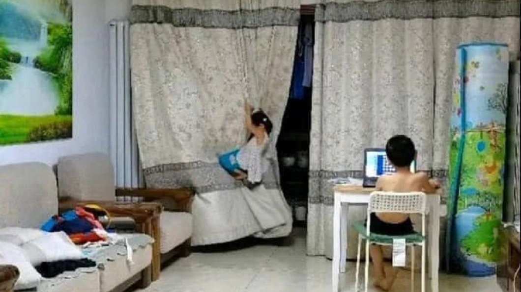 窗簾似乎承受不住女兒的重量,她整個人開始往下滑。(圖/翻攝自爆廢公社公開版)