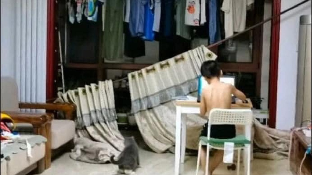最後整組窗簾被女兒拆下來,兒子則是淡定地玩電腦。(圖/翻攝自爆廢公社公開版)