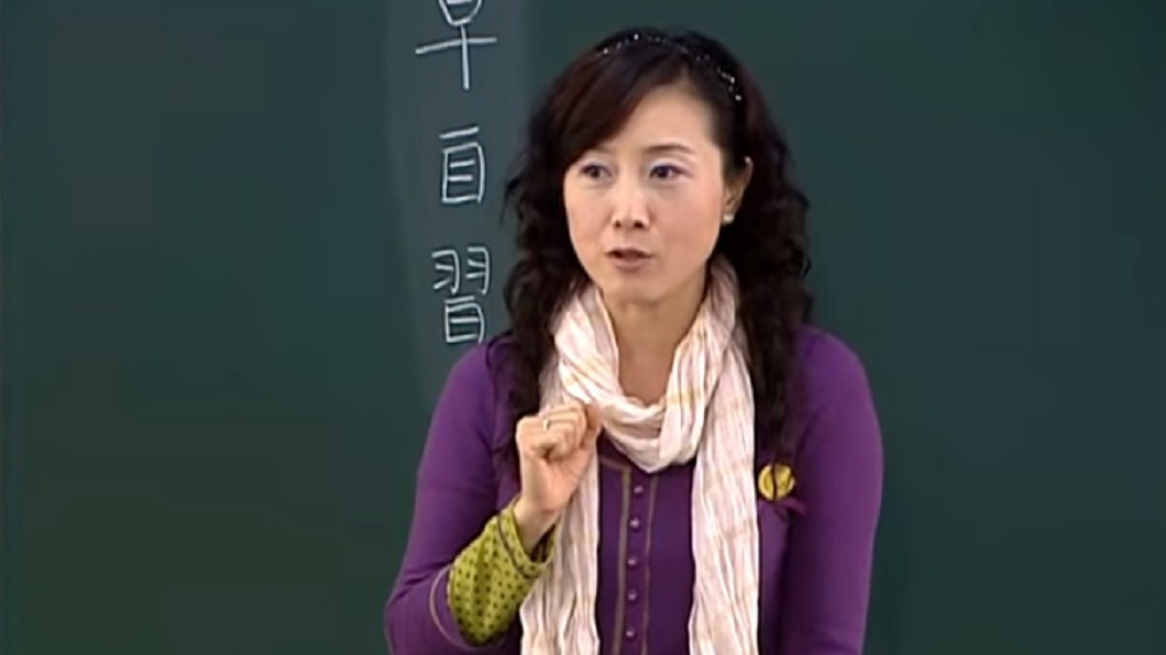 方岑當年以《我們這一班》中溫柔的「季老師」走紅。(圖/翻攝自YouTube公視兒少頻道)
