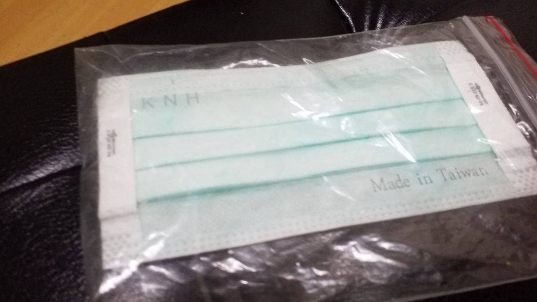 童弄丟口罩坐地哭 他暖送2個+便當:看到以前的我