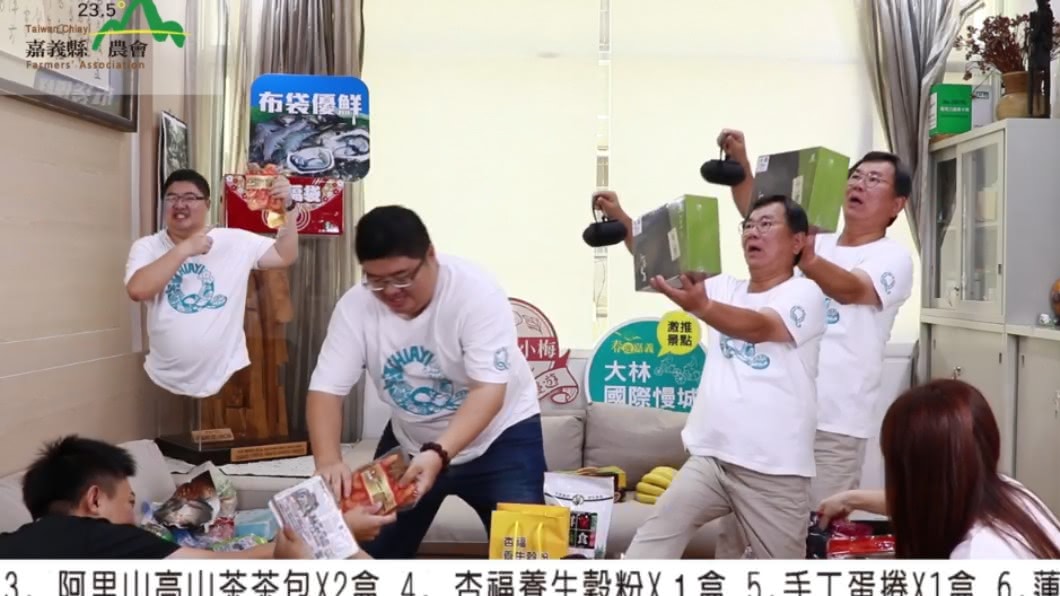 陳明文飛跳露肚子!玩「定格梗」推三倍券買農產