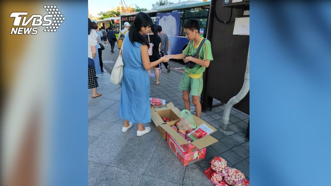 「媽,我當妳的眼」護全盲病母 半盲兒擺攤扛家計