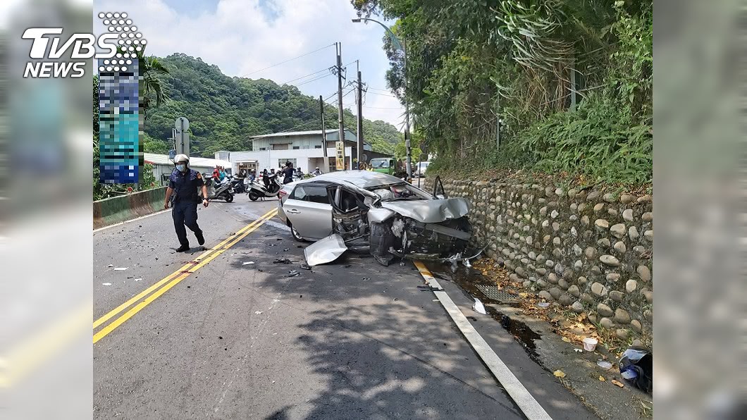 汽機車對撞對撞,地上血跡斑斑。(圖/TVBS)