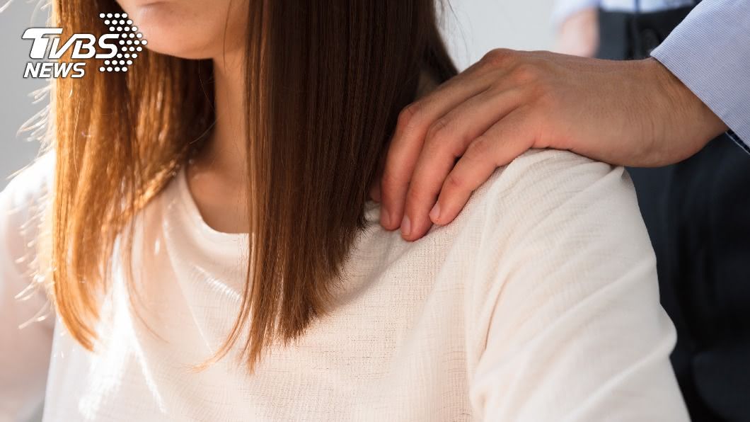 主管逼聚餐!女菜鳥遭色上司強吻 公司竟要她「手下留情」
