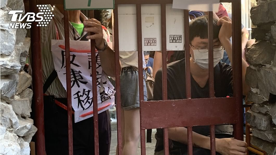 社運人士鎖屋抗爭 南鐵最後拒遷戶強拆暫緩