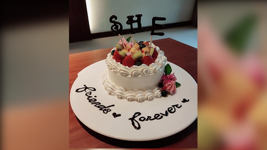 三人一同享用裝飾「Friends Forever」的蛋糕。(圖/翻攝自田馥甄 Hebe臉書)