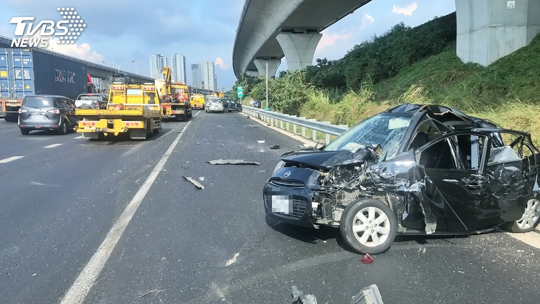 國一聯結車疑未注意車前動態釀6車事故 2傷送醫