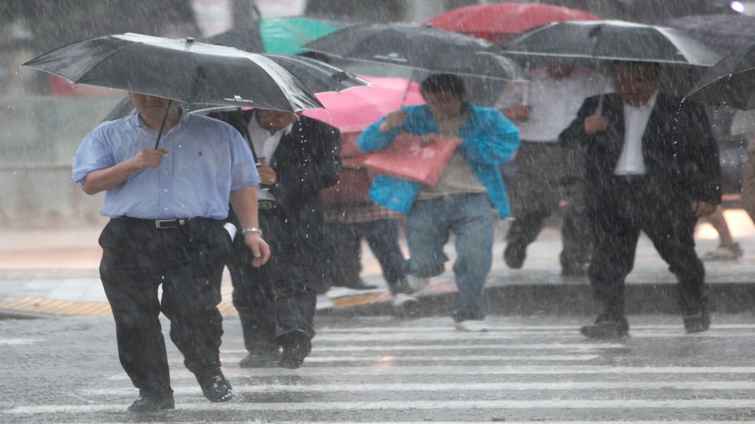 暴雨夜襲南韓.2百人避難 釜山淹大水