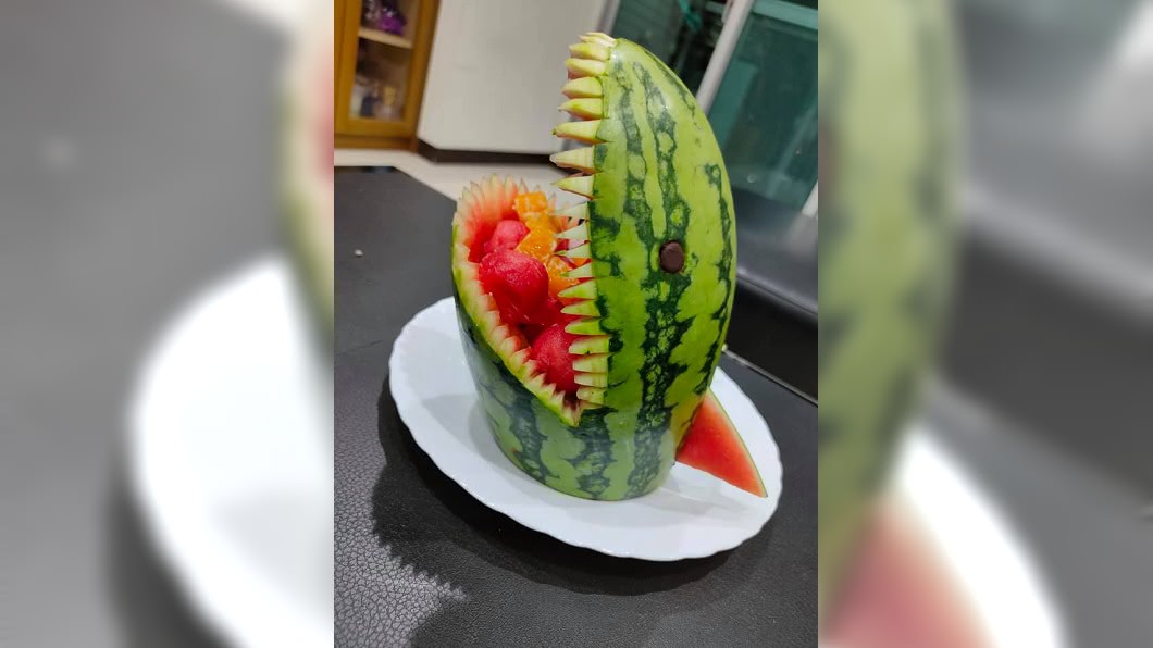 該名人父的果雕成品,網友們看了都盛讚不已。(圖/翻攝自爆廢公社)