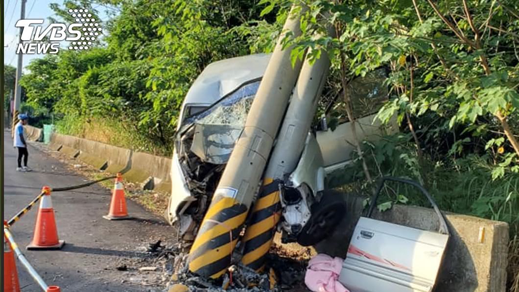 一夜未歸!貨車撞電線桿慘變形 60歲男駕駛身亡