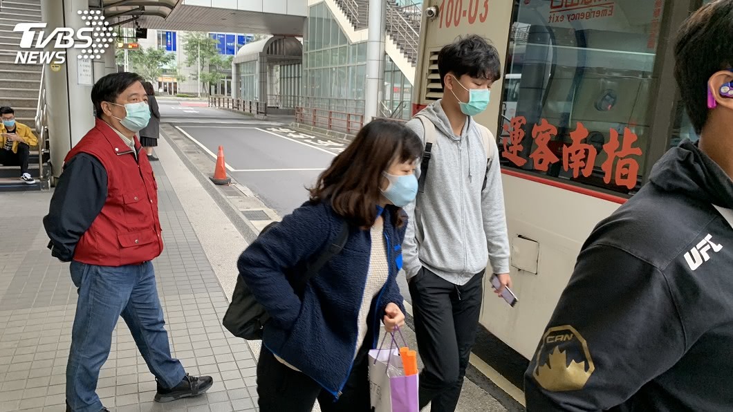 女急追公車發現「忘戴口罩」 下秒司機1舉動結局超暖