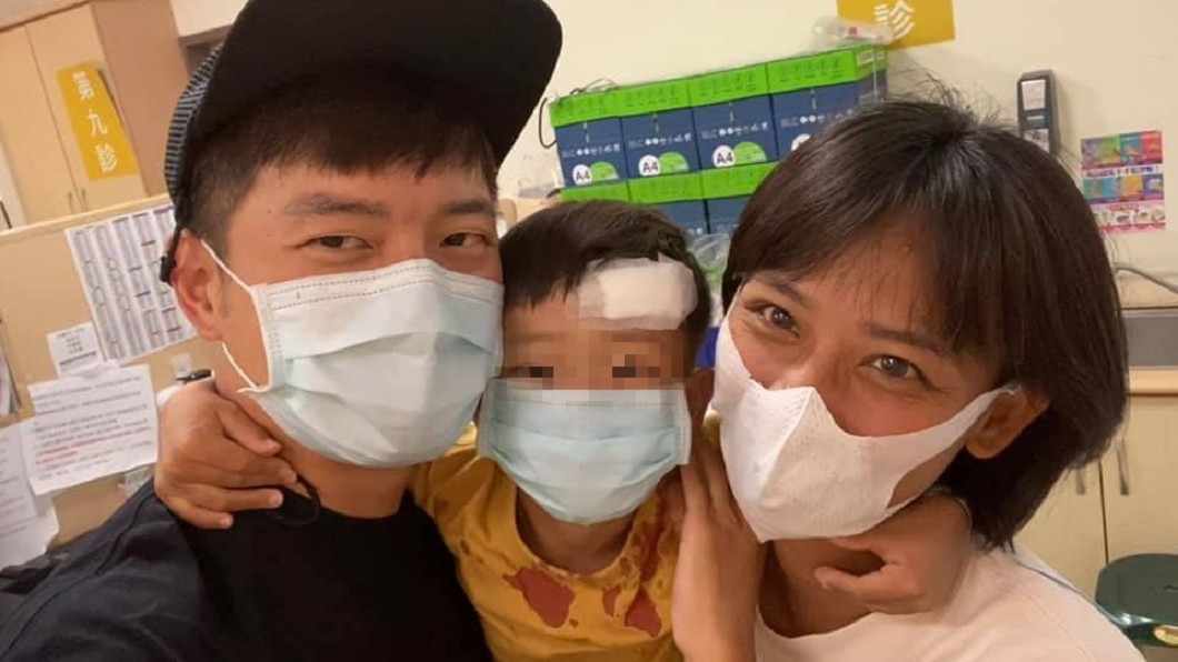 剴剴抱著爸媽合照,似想讓宥勝及蕾媽放心。(圖/翻攝自宥勝之旅臉書)