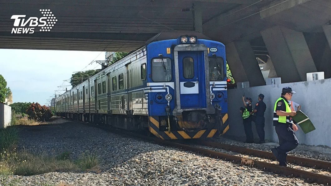 台鐵區間車嚴重事故 行人遭撞遺體倒臥鐵軌旁