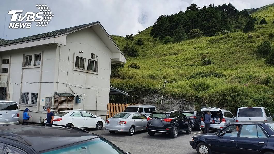 合歡山3車違停擋出入　車主現身反嗆：停這有啥不對？