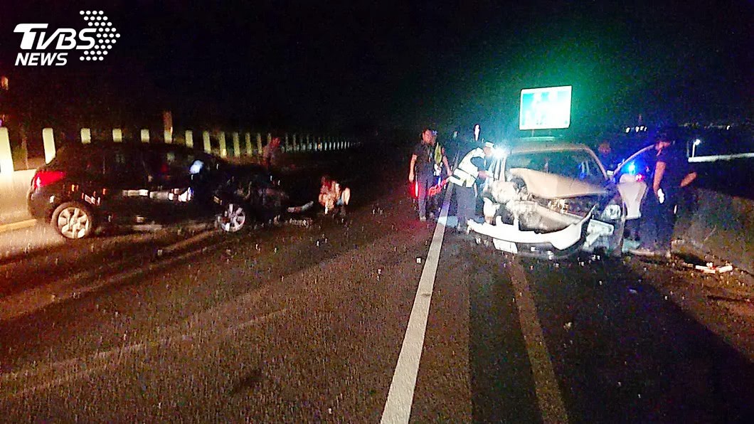 2車對撞車頭全毀 1轎車疑逆向行駛快速公路肇事